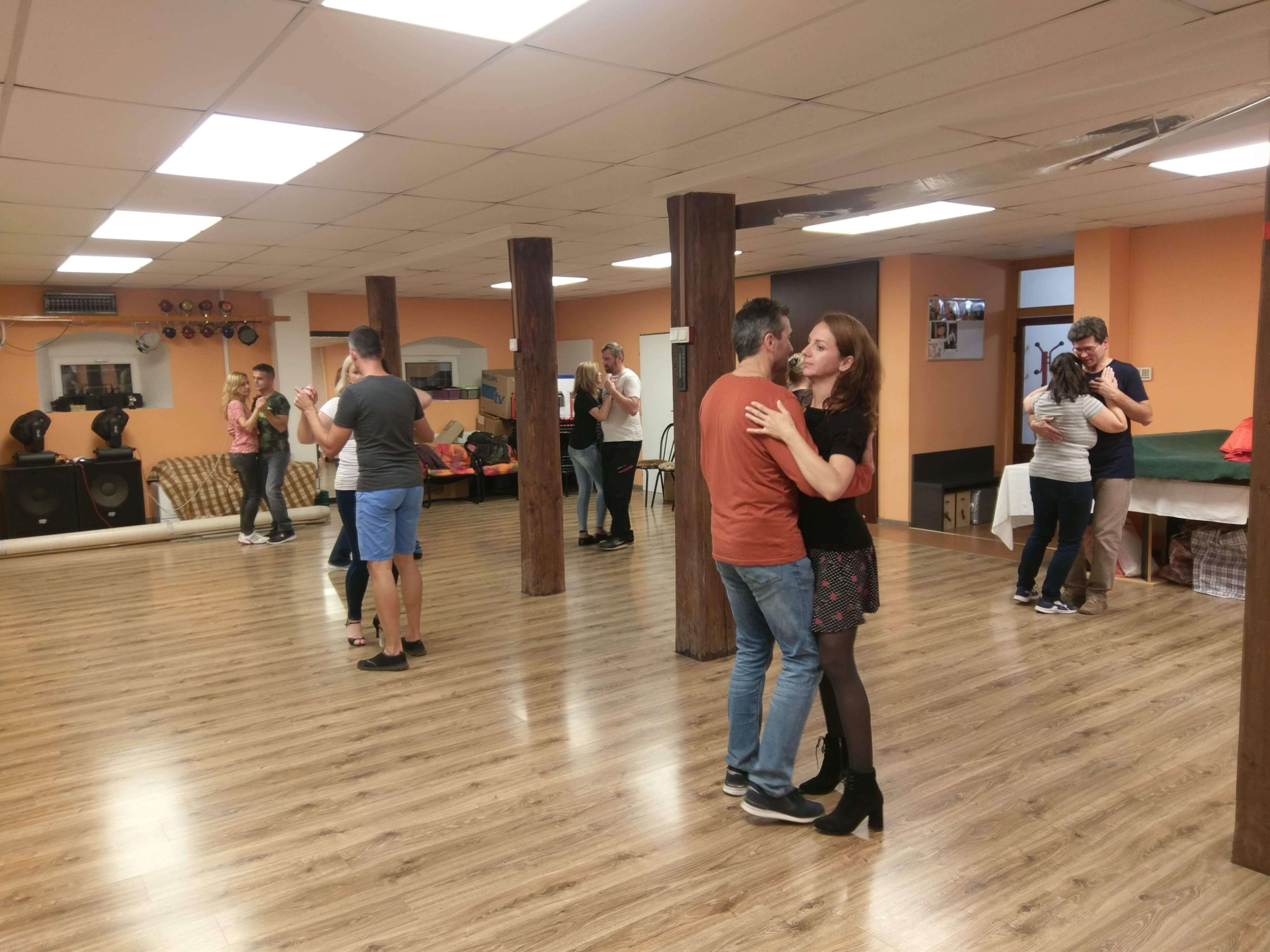 Výuka spoločenských a módnych tancov